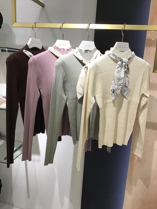すっきりシルエットの細見えニット