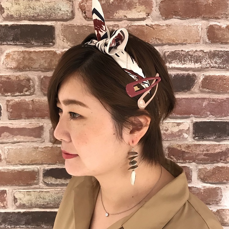 スカーフ×スリーピンのショートヘアアレンジ