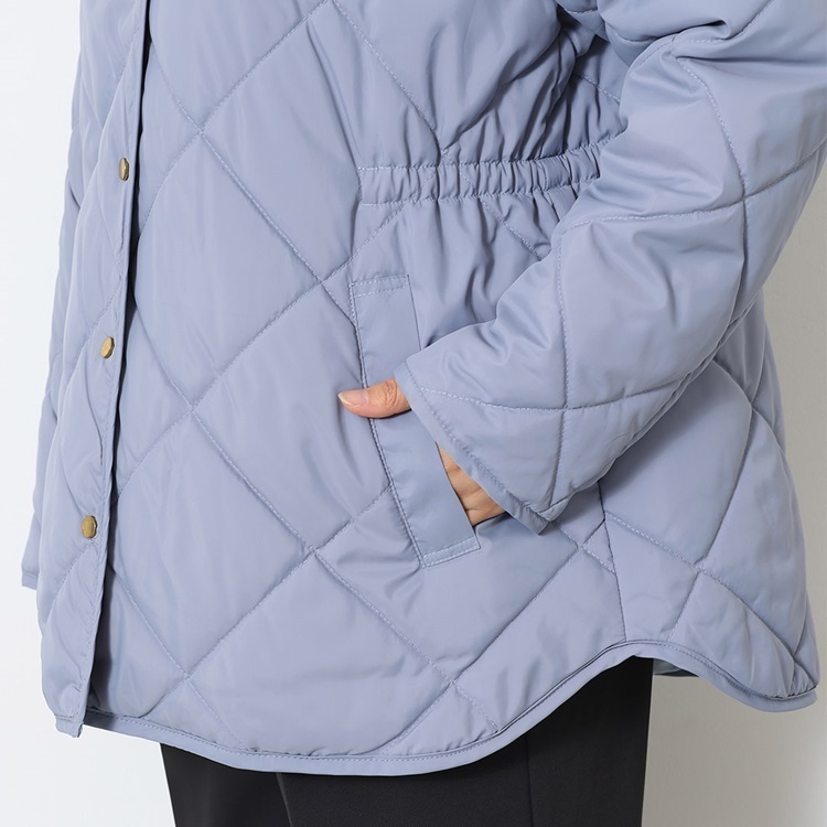 雨や汚れを弾く！襟でアクセント映えするハーフジャケット