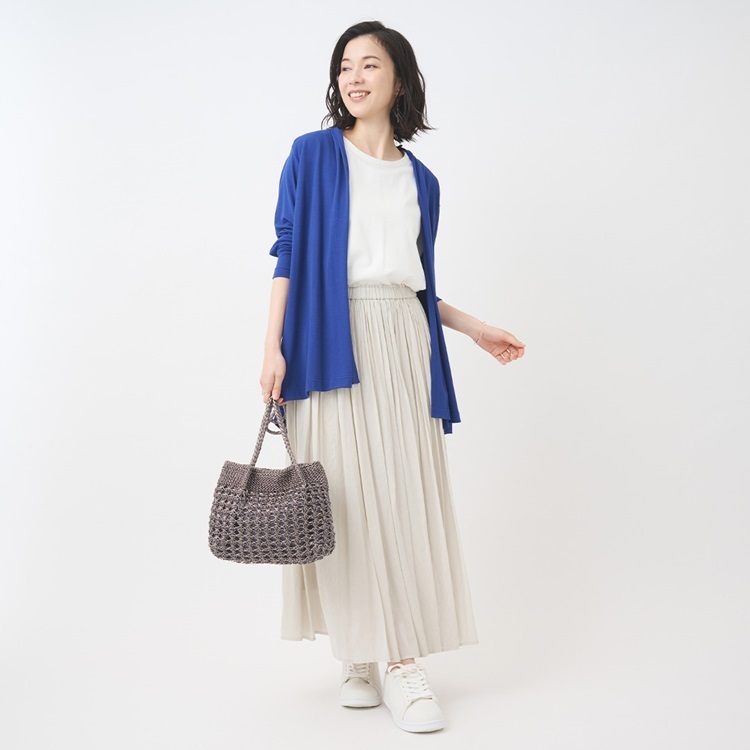 柔らかな肌心地と軽やかなドレープ感。UVケアできるシアーカーディガン