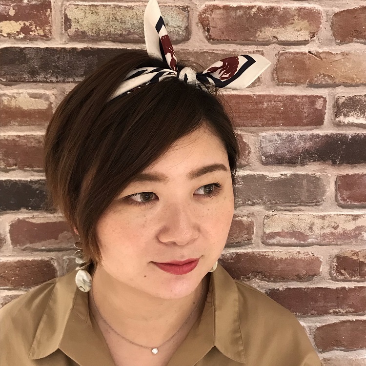 スカーフ×スリーピンのショートヘアアレンジ