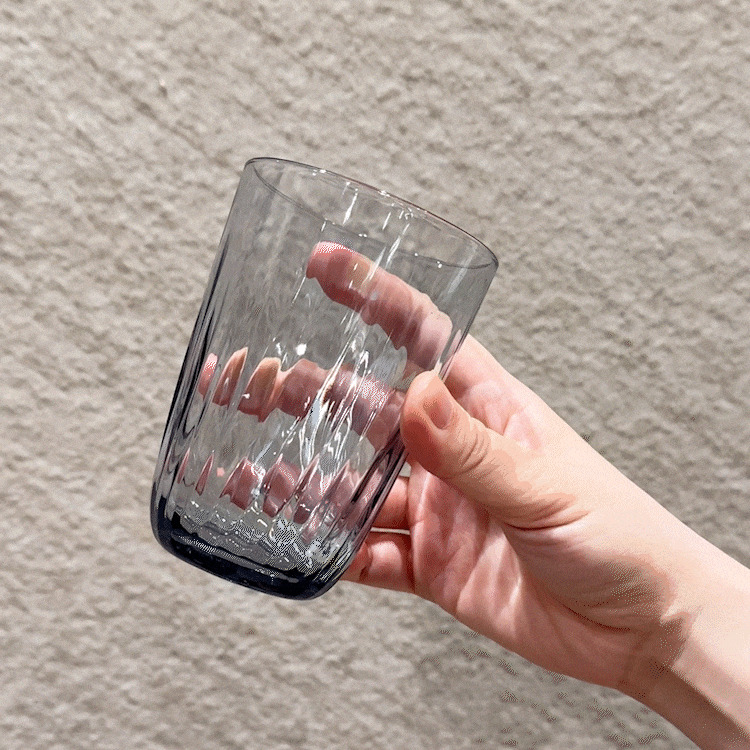 ガラスのような透明感。割れにくいプラスチック製タンブラー