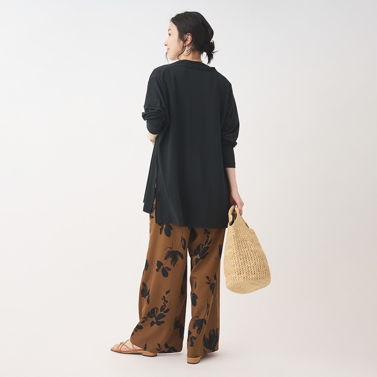 柔らかな肌心地と軽やかなドレープ感。UVケアできるシアーカーディガン